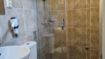 Superior Twin Room (3) | Bathroom | Shower, rainfall showerhead, free toiletries, hair dryer