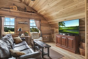 The Barnhouse | Living area | 32-inch flat-screen TV with satellite channels, TV - TimberRose B&B (Fredericksburg)