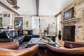 The Ranch House | Living area | 32-inch flat-screen TV with satellite channels, TV - TimberRose B&B (Fredericksburg)