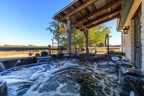 The Grapetown Gasthaus | Private spa tub