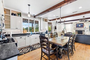 บ้านดีลักซ์, 3 ห้องนอน, อ่างน้ำร้อน, วิวภูเขา | บริการอาหารในห้องพัก