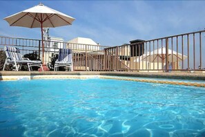 Seasonal outdoor pool, pool umbrellas, sun loungers - Imperio Suites (Santiago)