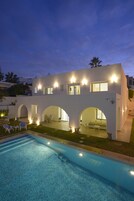 Fachada da propriedade à noite