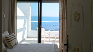 A bedroom with a bed, a view of the sea, and a balcony. - Dar Corniche La Marsa - Adults Only (La Marsa)