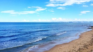 A beach with a clear sky and calm sea. - Dar Corniche La Marsa - Adults Only (La Marsa)