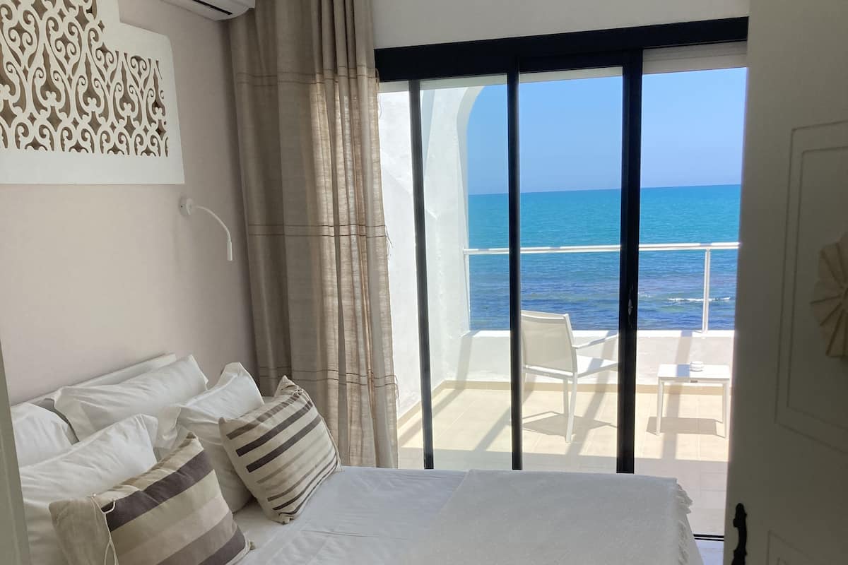 Habitación doble, para no fumadores, vista al mar (Yassmin) | 5 habitaciones, ropa de cama de alta calidad y minibar