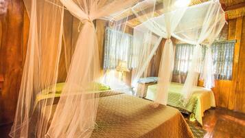 Family Suite, Multiple Beds, Non Smoking | In-room safe, bed sheets