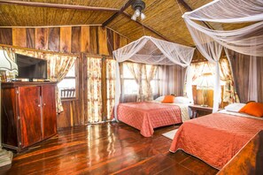 Caja de seguridad en la habitación y ropa de cama