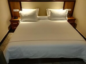 Minibar, bàn, màn/rèm cản sáng, truy cập Internet không dây miễn phí 