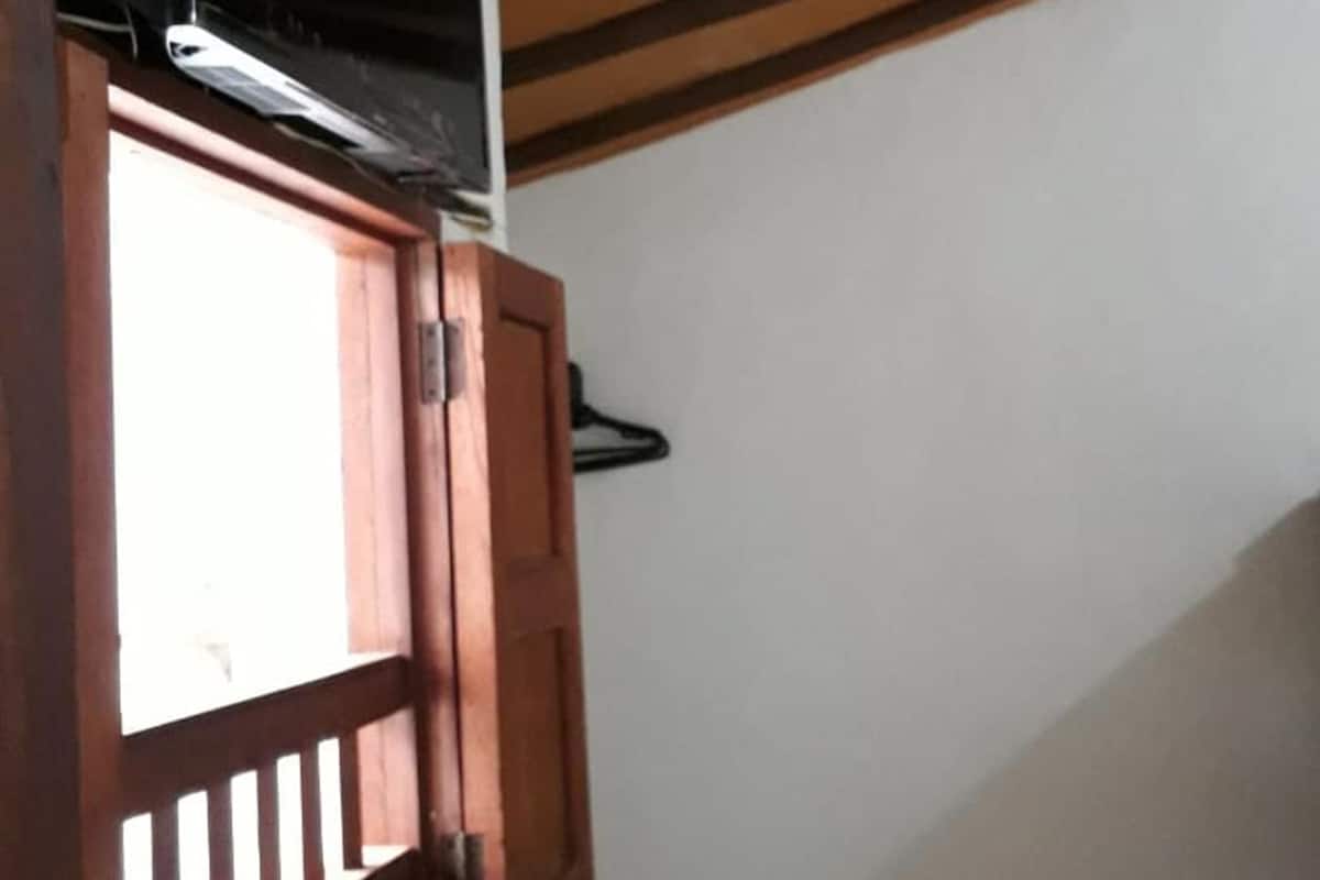 Iron/ironing board, free WiFi, bed sheets