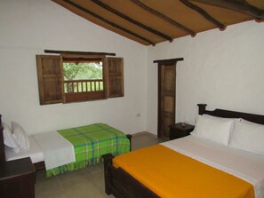 Tabla de planchar con plancha, wifi gratis y ropa de cama