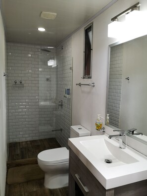 Comfort House, 2 Bedrooms, Private Pool, Ocean View | Bathroom | Shower, rainfall showerhead, free toiletries, hair dryer - Casa Odi-SEA - Portasol Vacation Rentals (Savegre)