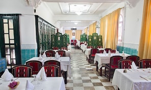 Breakfast, lunch, dinner served; local and international cuisine