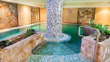 Indendørs pool, udendørs pool, parasoller, liggestole