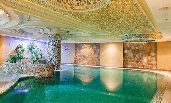 室内游泳池,室外游泳池,池畔遮阳伞,日光浴躺椅