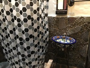 Classic Double Room, 1 Double Bed, Non Smoking | Bathroom sink