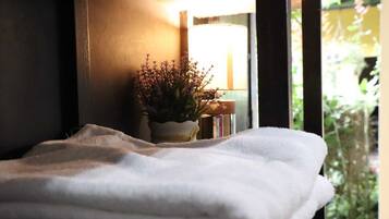 Habitación triple estándar, varias camas, para no fumadores | Wifi gratis y ropa de cama