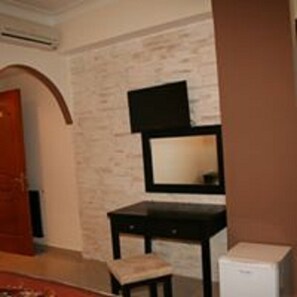 Junior Suite | Desk, blackout drapes, free WiFi, bed sheets - Hotel 2 Horloges (Oran)