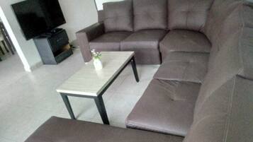 Casa familiar, 3 habitaciones, para no fumadores | Sala de estar | Televisión de pantalla plana