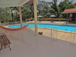 Piscina externa, espreguiçadeiras