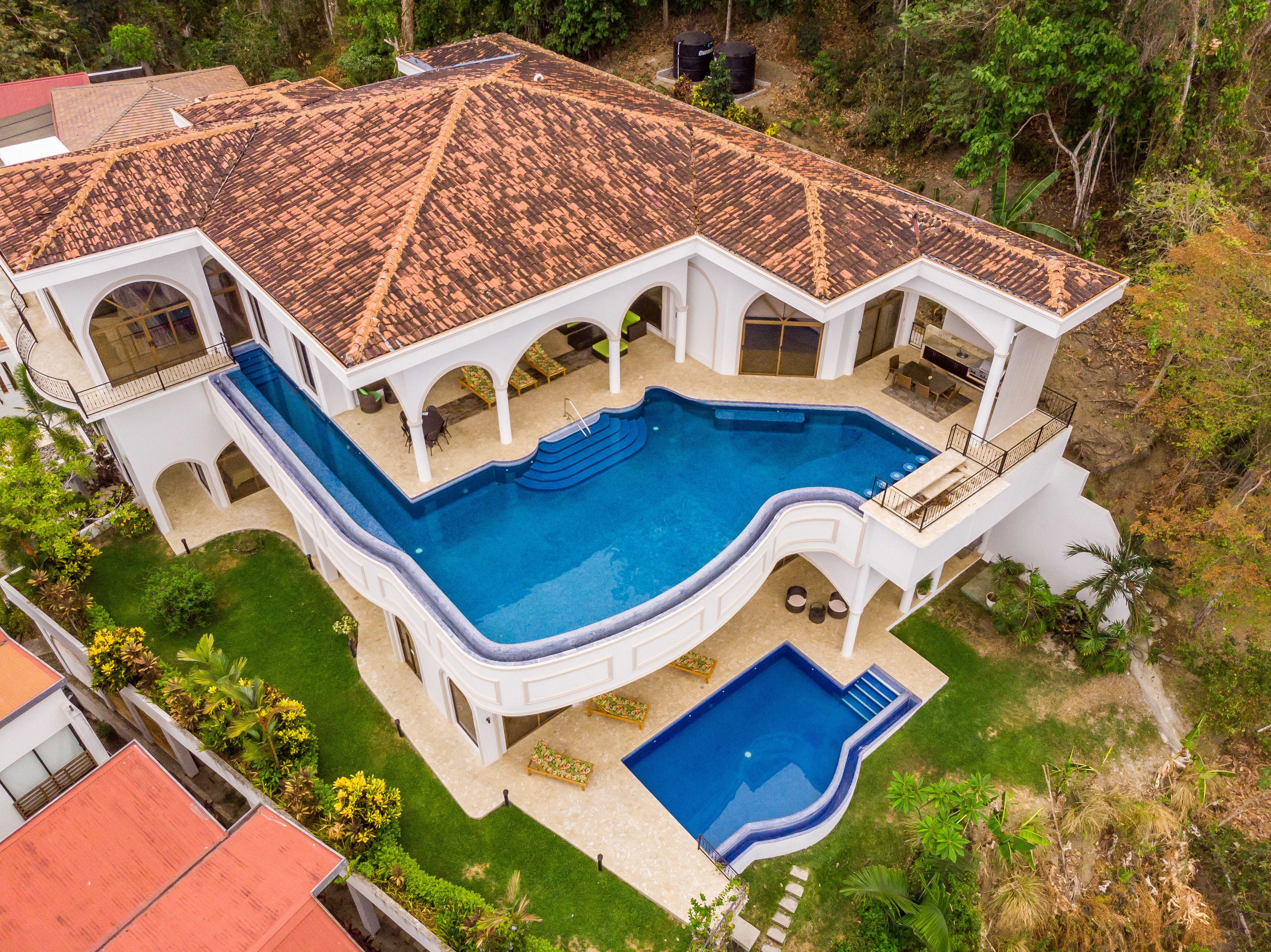 2 hồ bơi ngoài trời 