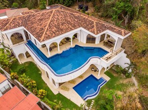 2 hồ bơi ngoài trời 