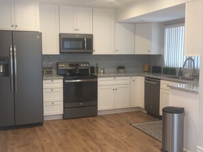 Een koelkast, een magnetron, een oven, een kookplaat