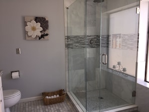 Haartrockner, Handtücher, Seife, Shampoo
