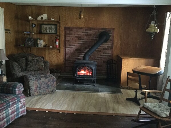 Interior - Rustic Farmhouse w/9 Beds, mins to MSU on working Farm! Pmts Avail. Mason MI (Mason)