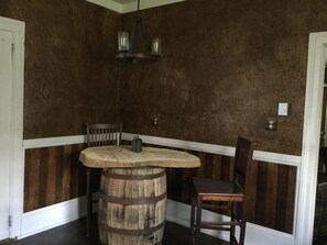 Dining - Rustic Farmhouse w/9 Beds, mins to MSU on working Farm! Pmts Avail. Mason MI (Mason)