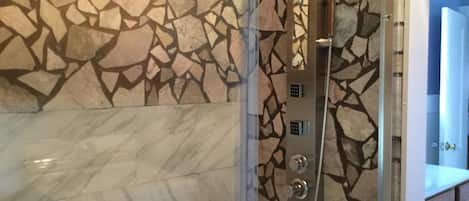 Dusche, Haartrockner, Handtücher, Seife