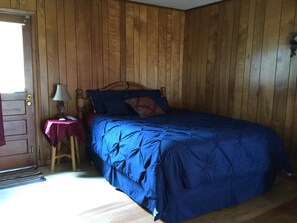 3 bedrooms, desk, iron/ironing board, free WiFi - Rustic Farmhouse w/9 Beds, mins to MSU on working Farm! Pmts Avail. Mason MI (Mason)