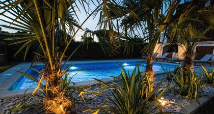 TOP LOCATED LUXUS HOUSE merinäköalalla ja PRIVATE POOL-NEW! , 300m mereltä