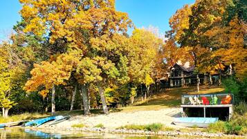 Na praia, espreguiçadeiras, toalhas de praia