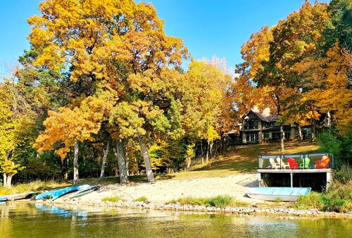 Kaunis historiallinen Tudor-talo, jossa järven rannalla
