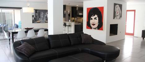 Televisión, chimenea, reproductor de DVD, mesa de ping pong