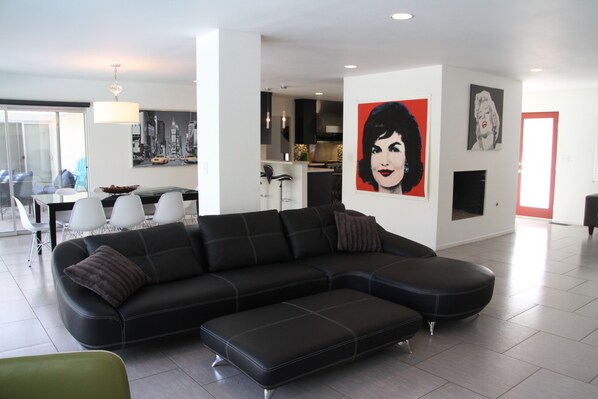 Televisión, chimenea, reproductor de DVD y tenis de mesa