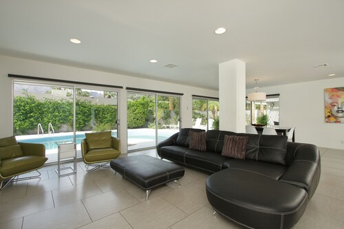 Luxury Mid-Century Alexander Oasis!