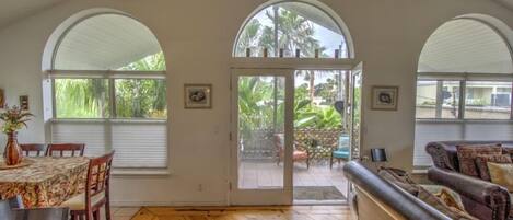 Smart TV, reproductor de DVD, libros, videoteca