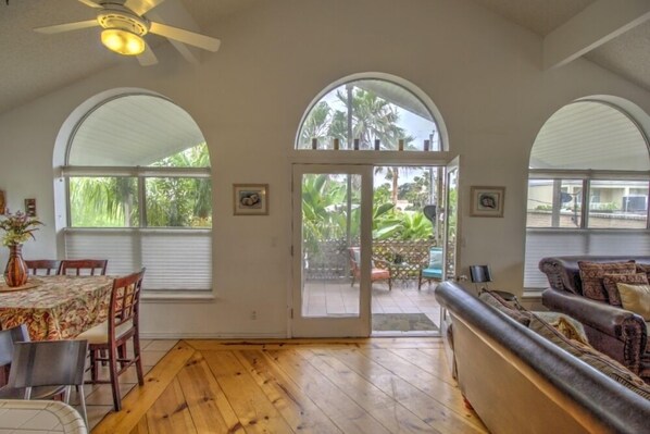 Smart TV, DVD player, books, video library - Join Us at Our Bahama Beach Lodge - 2nd story private duplex (South Padre Island)