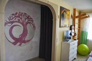 1 bedroom, desk, iron/ironing board, Internet