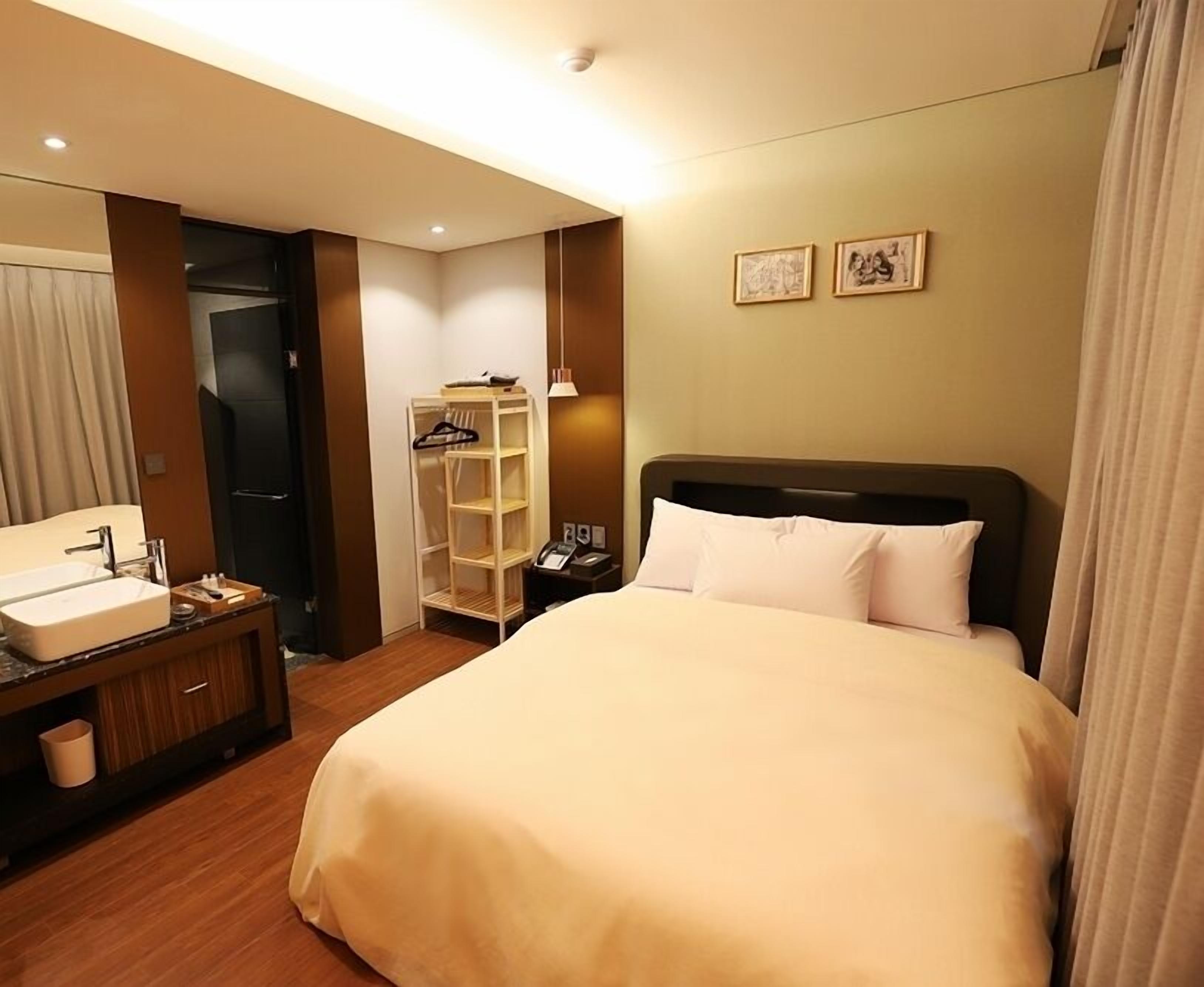 junior suite, river view | 1 bedroom, in-room safe, blackout curtains, free wifi