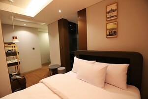 Habitación Deluxe | Caja fuerte, cortinas opacas, wifi gratis