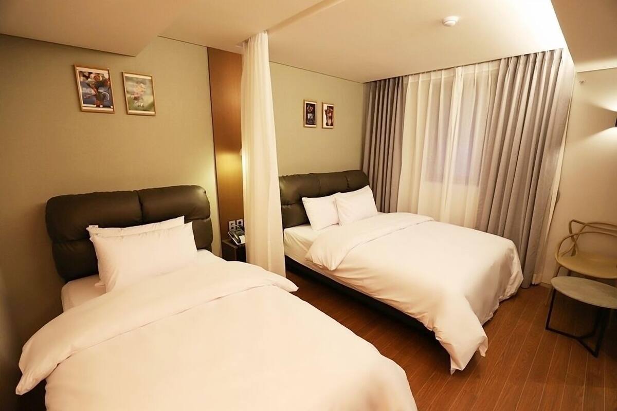 Suite Keluarga | Brankas, tirai kedap cahaya, dan Wi-Fi gratis