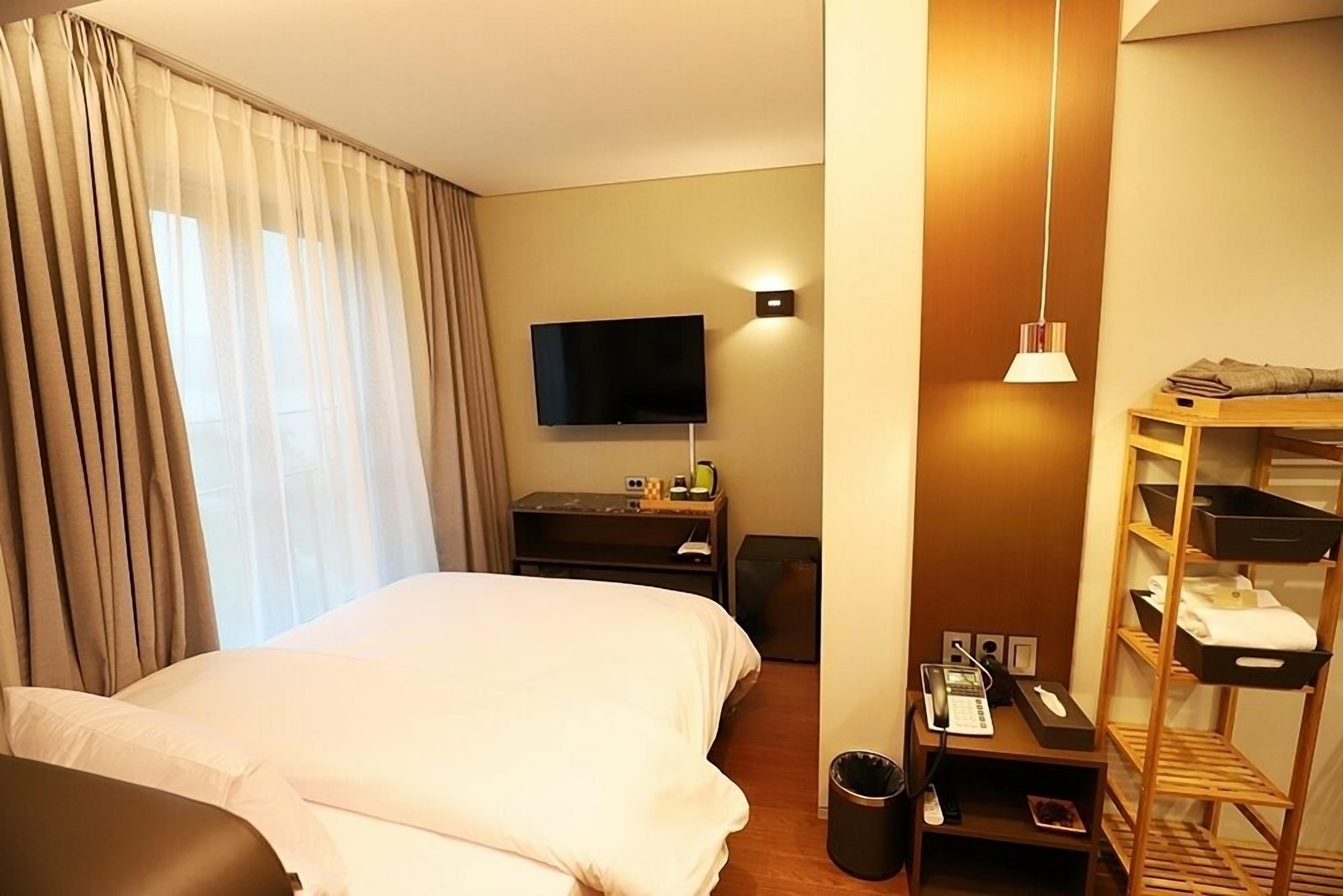 deluxe double room | 1 bedroom, in-room safe, blackout curtains, free wifi