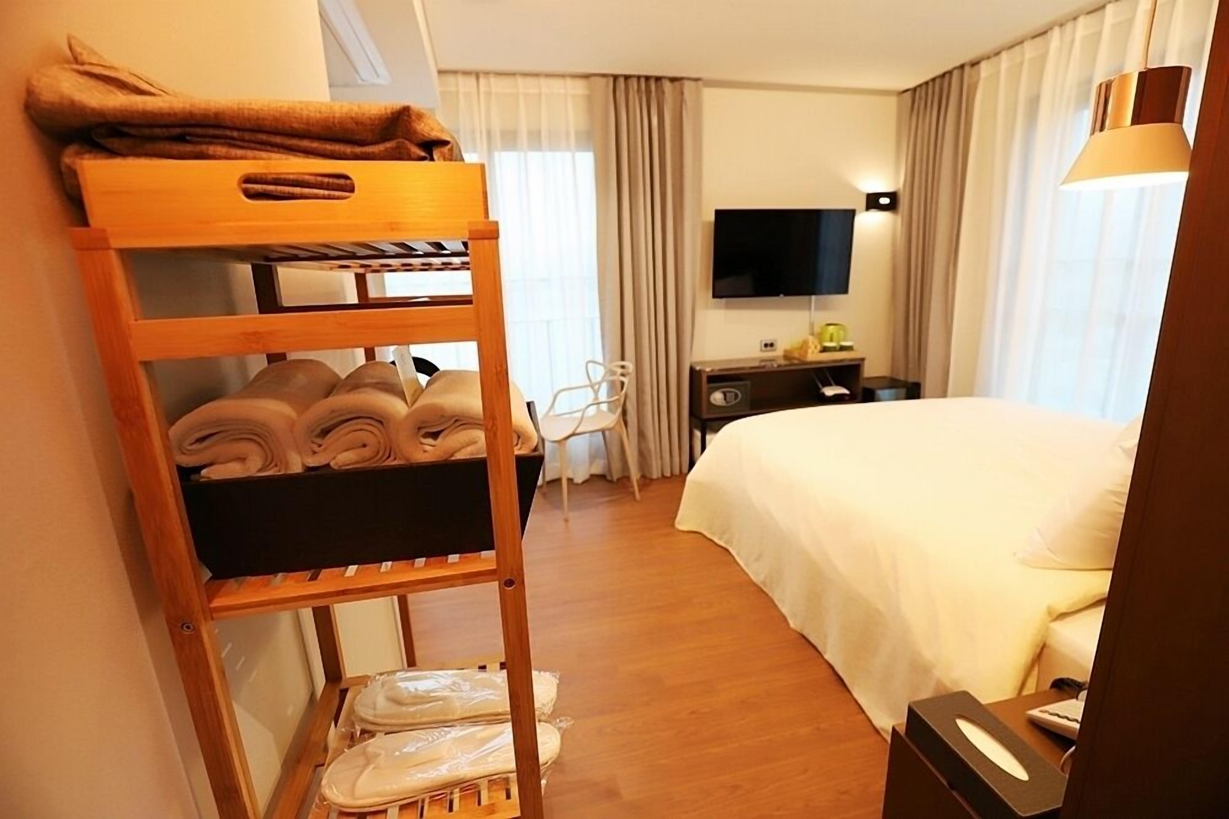 suite, river view | 1 bedroom, in-room safe, blackout curtains, free wifi