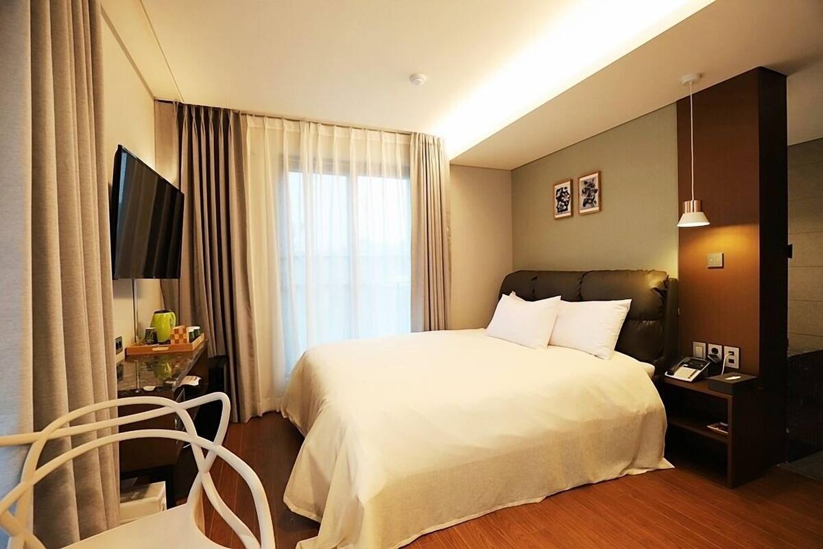 Suite | Brankas, tirai kedap cahaya, dan Wi-Fi gratis