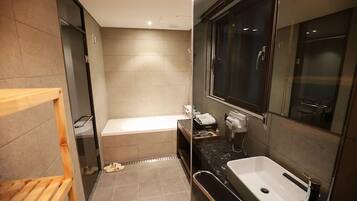 Un baño moderno con bañera, lavabo y cabina de ducha.