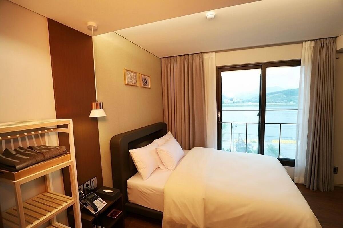 Suite Junior, pemandangan sungai | Brankas, tirai kedap cahaya, dan Wi-Fi gratis