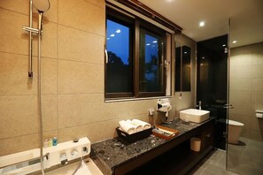 Family Suite | Bathroom | Free toiletries, hair dryer, bathrobes, slippers - Namyangju Bukhangang Dolce Casa Hotel (Namyangju)